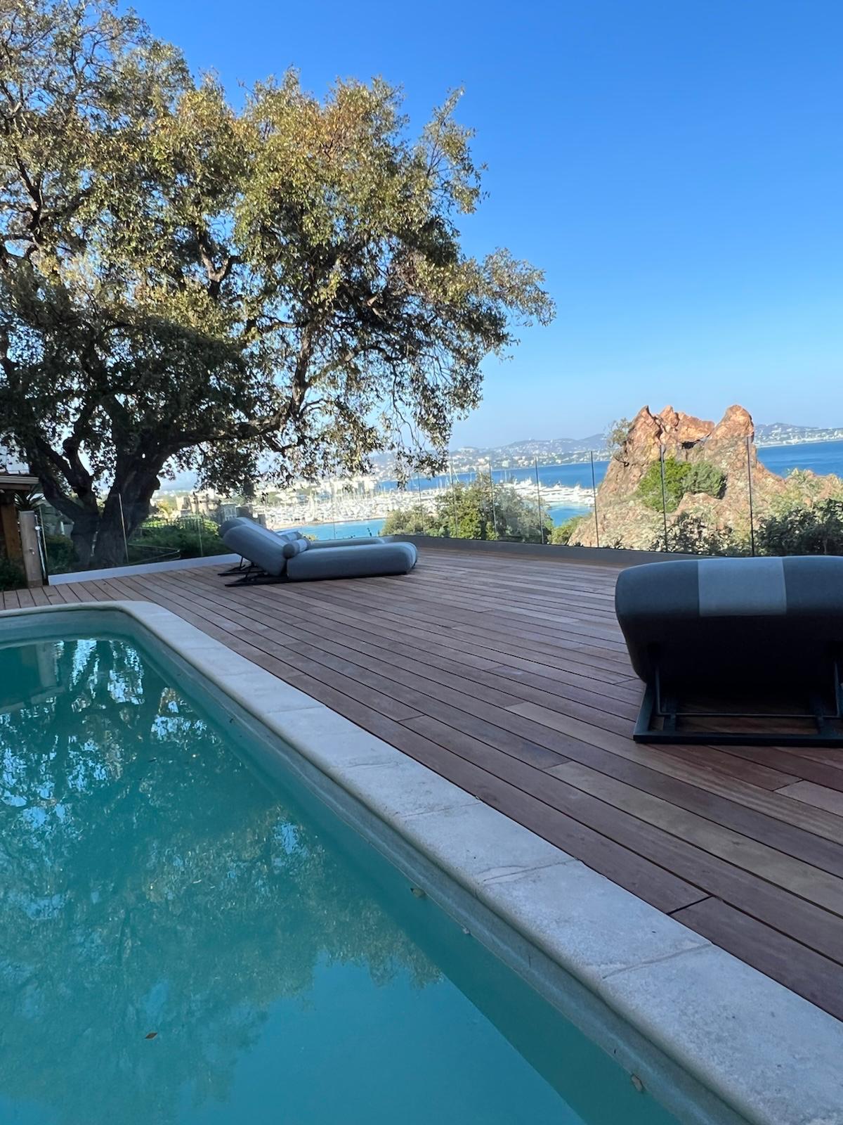 Loungeterras met zwembad