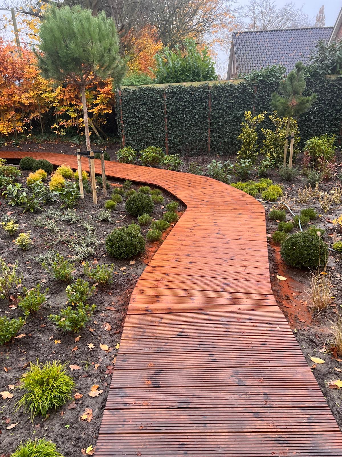Aangelegd tuinpad in hardhout