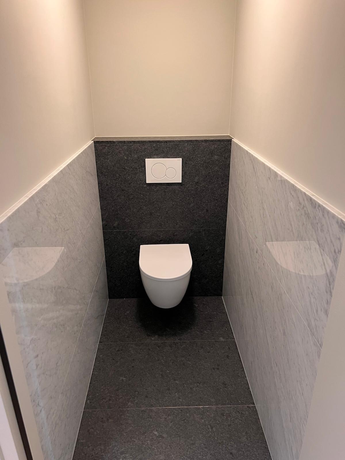 Toilet met grijze wandtegels
